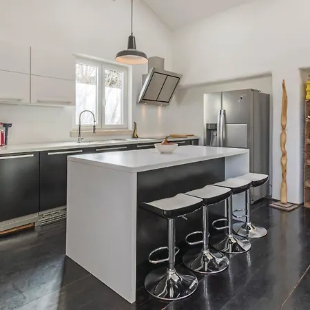 4 Bedroom Lovely In