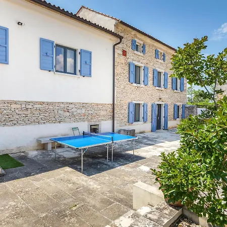 4 Bedroom Lovely In Holiday home