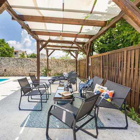 4 Bedroom Lovely In Holiday home