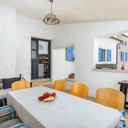 Holiday home 4 Bedroom Lovely In Vodnjan