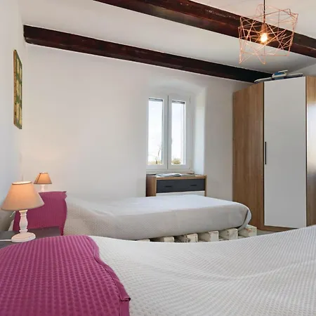 4 Bedroom Lovely In Feriehus Vodnjan